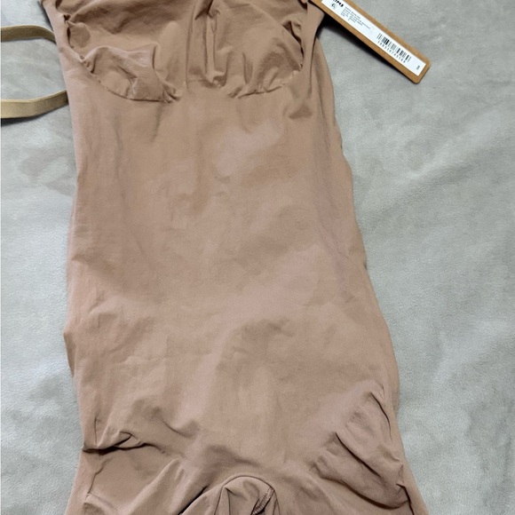 SKIMS Shapewear Set in Black and Tan - Picture 6 of 7